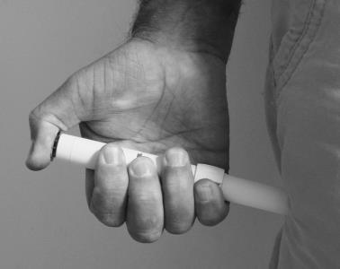 Mano che impugna una siringa preriempita, con l