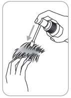 Mano che inserisce un applicatore con punta bianca su una zona di pelle ricoperta di peli scuri freccia indica la direzione