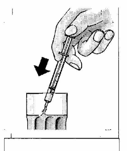 Mano che tiene una siringa con ago rivolto verso il basso inserito in un contenitore cilindrico scuro con indicazioni di livello