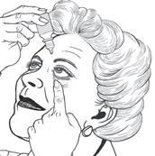 Donna anziana con gocce oculari che vengono instillate nell