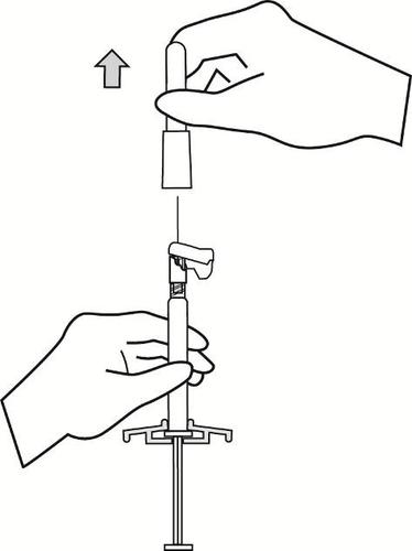 Mano che tiene una siringa pre-riempita collegata a un dispositivo di iniezione con ago rivolto verso il basso e freccia direzionale