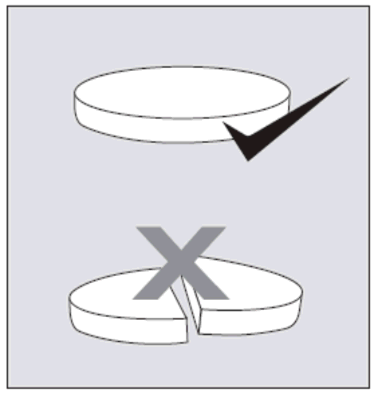 Compresse intere sopra una spunta nera e compresse spezzate con una croce rossa su sfondo grigio chiaro