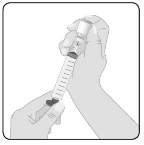 Mano che riempie una siringa trasparente con un farmaco da un flaconcino bianco attraverso un ago