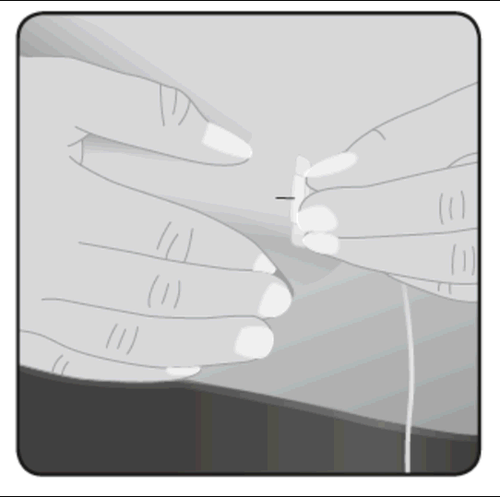 Mani che stringono una fiala di vetro trasparente con un ago inserito nel tappo di gomma