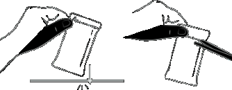 Due mani che tengono una penna per iniezione con l