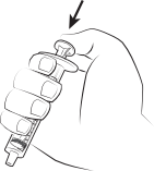 Mano che tiene un dispositivo autoiniettante con ago esposto e pulsante di attivazione in primo piano freccia nera indica il punto di pressione