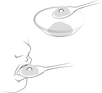 Due cucchiai contenenti polvere grigia e una bocca che riceve il contenuto di un cucchiaio