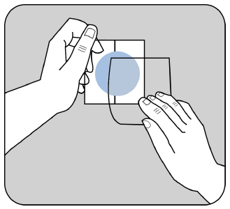 Mano che applica una pressione su un batuffolo di cotone blu su un sito di iniezione quadrato con l