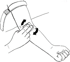 Braccio con manicotto per la misurazione della pressione e dito che preme il pulsante di gonfiaggio indicato da frecce nere