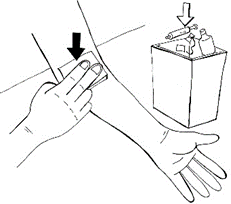 Mano che pizzica la pelle del braccio con le dita mentre una siringa &egrave; pronta per l