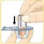 Cartuccia trasparente con liquido ambrato inserita in un supporto blu, freccia nera indica la direzione di inserimento