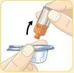 Mano che avvita un ago arancione a un dispositivo blu trasparente con freccia nera indicante la rotazione