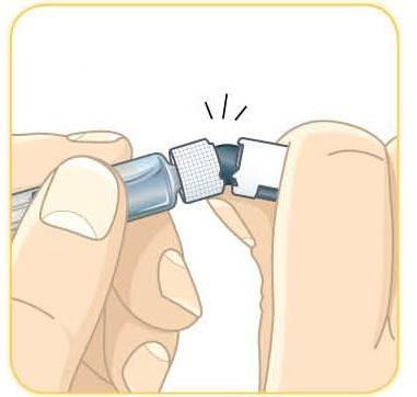 Mani che assemblano un dispositivo medico blu e bianco con ago protetto da cappuccio trasparente