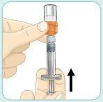 Mano che tiene una siringa con ago collegato e fiala contenente liquido ambrato, freccia nera indica direzione di aspirazione