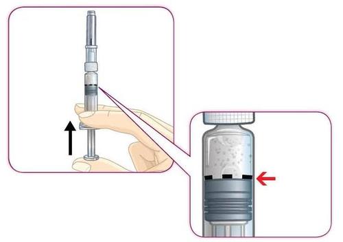 Siringa pre-riempita con stantuffo in evidenza e flacone con indicatore di livello del farmaco e freccia rossa