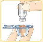 Fiala di vetro trasparente sopra un blister contenente una penna pre-riempita con ago protetto