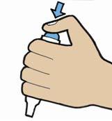 Mano che tiene una siringa premendo il pistone per l