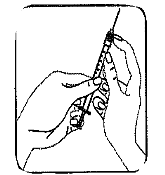 Mano che tiene una siringa con ago inserito nella pelle, tecnica di iniezione sottocutanea con piega cutanea visibile