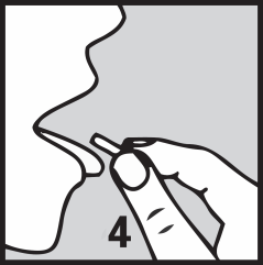 Mano che tiene un applicatore con punta bianca in prossimità delle narici del profilo di una testa numerata con il 4