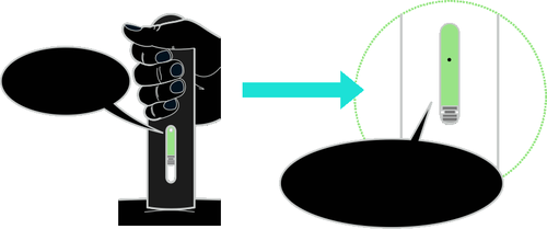 Mano che tiene un dispositivo autoiniettore verde con ago visibile e freccia che indica il punto di iniezione sulla pelle