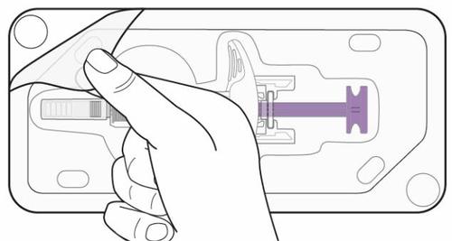 Mano che afferra e rimuove una pellicola protettiva da un blister contenente un dispositivo medico viola a forma di croce