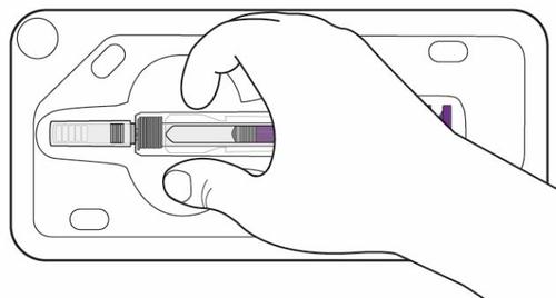 Mano che afferra un dispositivo penna per iniezione con cartuccia trasparente e pulsante grigio per la somministrazione