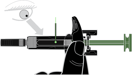 Penna per iniezione automatica con ago verde visibile e mano che la tiene, freccia grigia indica direzione