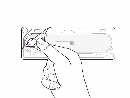 Mano che preme il pulsante di rilascio su un dispositivo rettangolare grigio con una finestra trasparente