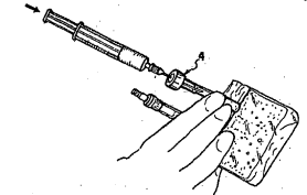 Siringa con ago inserito in un dispositivo di connessione a tubicino e mano che tiene il tutto