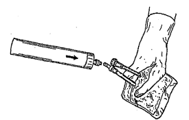 Siringa con ago che penetra nella pelle, freccia indica la direzione dell