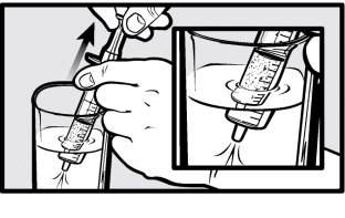 Mano che tiene una siringa preriempita mentre viene immersa in un contenitore cilindrico trasparente pieno di liquido