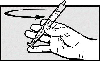 Mano che tiene una siringa piena di liquido con l