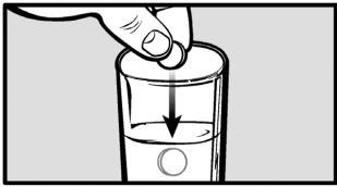 Mano che preme il pulsante di un autoiniettore immerso in un liquido trasparente con freccia direzionale verso il basso