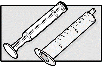 Due siringhe mediche sterili con stantuffo e scala graduata in millilitri posizionate su sfondo bianco