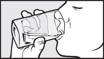 Mano che tiene un contenitore rettangolare con una compressa mentre la persona lo ingerisce con la bocca