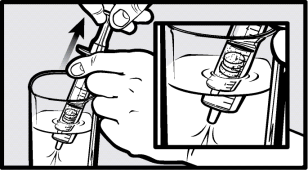 Mano che tiene una siringa preriempita, dettaglio dell