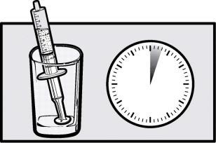 Siringa immersa in un bicchiere d