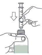 Mano che preleva farmaco liquido da flacone con siringa, freccia indica direzione di aspirazione del prodotto