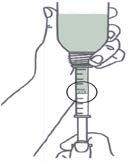 Mano che tiene una fiala e una siringa collegate, il liquido trasparente scorre nella siringa graduata con cerchio evidenziatore