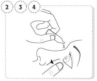 Mano che tiene una siringa inclinata inserendo l