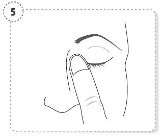 Dito che tira delicatamente verso il basso la palpebra inferiore dell