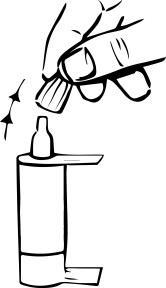 Fiala di vetro con liquido che viene estratto tramite siringa con ago inserito nel tappo di gomma