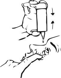 Mano che tiene una penna per iniezione con ago rivolto verso il basso e frecce che indicano la direzione dell