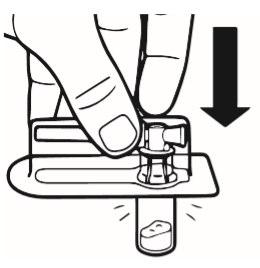 Dispositivo medico con cartuccia e ago, dito che preme il meccanismo di iniezione con freccia direzionale verso il basso