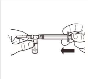 Mano che estrae farmaco liquido da un flaconcino con una siringa, ago inserito nel tappo e freccia che indica la direzione