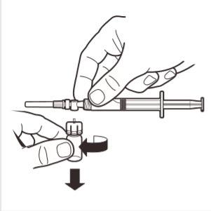 Mano che collega un flaconcino ad una siringa pre-riempita tramite un adattatore, frecce indicano la direzione di connessione