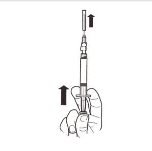 Mano che tiene una siringa preriempita con ago rivolto verso l