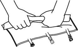 Mani che stringono un dispositivo medico con due connettori e un tubo flessibile su una superficie piatta