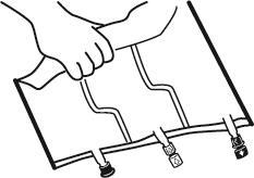 Mano che tiene un dispositivo medico con tubi e connettori, uno dei quali presenta una valvola di regolazione