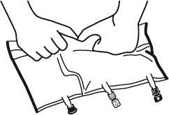 Mani che stringono una fiala di vetro con un ago inserito e un adattatore collegato